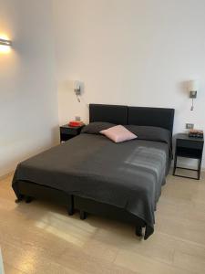 Un pat sau paturi într-o cameră la Lovely apartment in the new Porta Nuova area