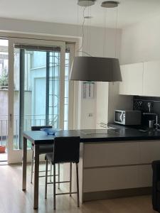 O bucătărie sau chicinetă la Lovely apartment in the new Porta Nuova area