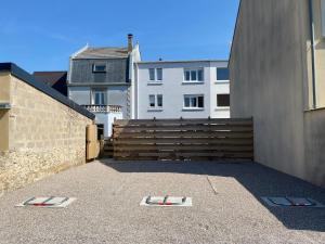 dwa sandały siedzą na ziemi przed budynkiem w obiekcie Mer - Gîte entièrement neuf à 100 mètres de la plage w mieście Wimereux