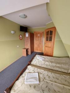 Łóżko lub łóżka w pokoju w obiekcie Pokoje GABI