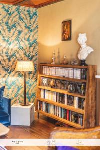 ein Wohnzimmer mit einem Bücherregal voller Bücher in der Unterkunft Le clos des Noaillettes in Puybarban