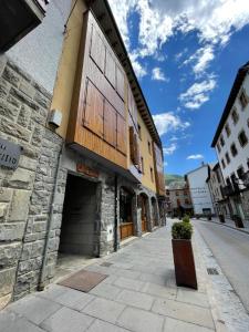 an empty street in a town with a building at El Ático reformado con aire acondicionado en el centro, ascensor, garaje y WiFi in Biescas