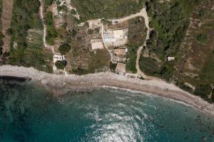 eine Luftansicht auf einen Strand und das Meer in der Unterkunft Villa Renata & Villa Filippos with private Plunge Pool by Konnect in Agios Gordios