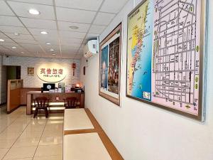 a waiting room with a large map on the wall at 英倫旅店-Ying Lun Hotel-台東縣旅館編號014 in Taitung City