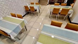 an overhead view of a restaurant with tables and chairs at 英倫旅店-Ying Lun Hotel-台東縣旅館編號014 in Taitung City