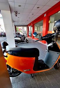 台東市的住宿－英倫旅店 ，一辆橘子摩托车停在车库里