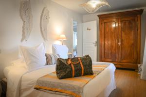 Postel nebo postele na pokoji v ubytování Le Hameau d'Eguisheim - Chambres d'hôtes & Gîtes