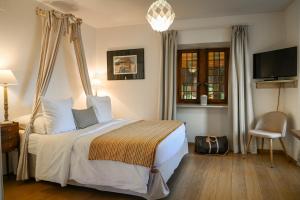Postel nebo postele na pokoji v ubytování Le Hameau d'Eguisheim - Chambres d'hôtes & Gîtes