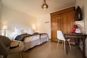 Postel nebo postele na pokoji v ubytování Le Hameau d'Eguisheim - Chambres d'hôtes & Gîtes