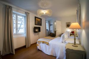 Postel nebo postele na pokoji v ubytování Le Hameau d'Eguisheim - Chambres d'hôtes & Gîtes