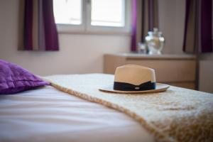 Postel nebo postele na pokoji v ubytování Le Hameau d'Eguisheim - Chambres d'hôtes & Gîtes