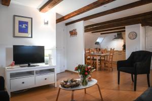 TV a/nebo společenská místnost v ubytování Le Hameau d'Eguisheim - Chambres d'hôtes & Gîtes