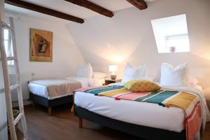 Postel nebo postele na pokoji v ubytování Le Hameau d'Eguisheim - Chambres d'hôtes & Gîtes