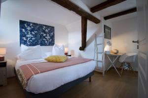 Postel nebo postele na pokoji v ubytování Le Hameau d'Eguisheim - Chambres d'hôtes & Gîtes