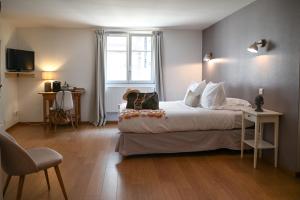 Postel nebo postele na pokoji v ubytování Le Hameau d'Eguisheim - Chambres d'hôtes & Gîtes