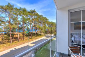 einen Balkon mit Meerblick in der Unterkunft Ostseeresidenz Gorki- Park - 10 mit Wellness und Schwimmbad in Bansin