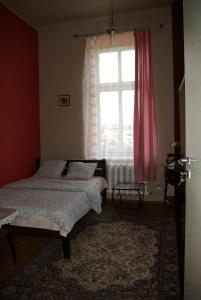 プシェムィシルにあるPokoje Gościnneのベッドルーム1室(ベッド2台、窓付)