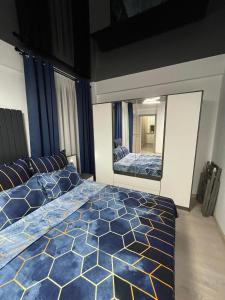ein Schlafzimmer mit einem Bett und einem großen Spiegel in der Unterkunft First line sea in Năvodari