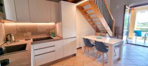A kitchen or kitchenette at Dolce Blu Sirmione