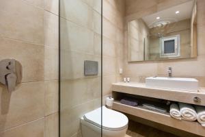 A bathroom at Sirocco Hotel