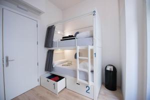 room00 Gran Vía Hostel客房内的一张或多张床位