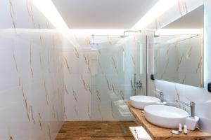 A bathroom at Sirocco Hotel