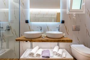 A bathroom at Sirocco Hotel