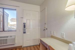 um quarto com uma porta branca e uma janela em Motel 6-Fairfield, CA - North em Fairfield