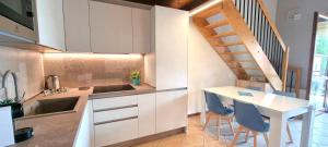 A kitchen or kitchenette at Dolce Blu Sirmione