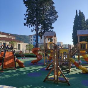 einen Spielplatz mit einem Haufen Rutschen und Rutschen in der Unterkunft Apartment Mia Kumbor -Wi Fi in Herceg-Novi