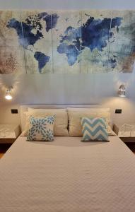 A bed or beds in a room at Dolce Blu Sirmione