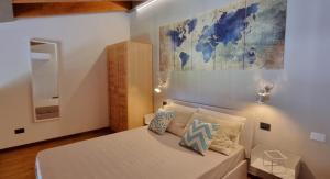 A bed or beds in a room at Dolce Blu Sirmione Még 37 kép