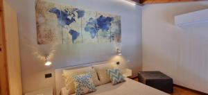 A bed or beds in a room at Dolce Blu Sirmione