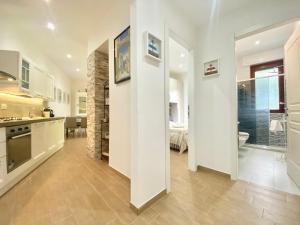 cocina y sala de estar con paredes blancas en CasaViva - Trilo with patio in Santa Margherita L., en Santa Margherita Ligure 13 fotos más