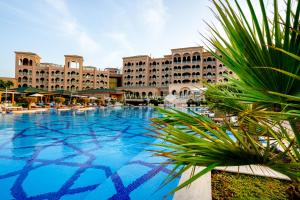 المسبح في Royal Saray Resort, Managed by Accor أو بالجوار