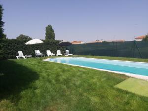 Πισίνα στο ή κοντά στο Casa chalet en el campo