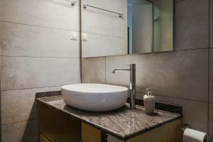 Erietta Rooms tesisinde bir banyo