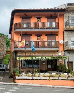budynek z dwiema flagami przed nim w obiekcie Hotel Rural Cristania w mieście Caminomorisco