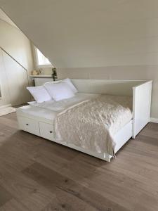 Una cama o camas en una habitación de Kristinsson Apartments