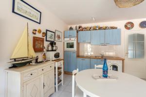 Kuchnia lub aneks kuchenny w obiekcie Les Petits Marins - A 150m de la plage