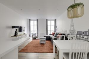 uma sala de estar branca com um sofá e uma mesa em AC 4 people apartment Louvres Place Vendome Paris center by Weekome em Paris