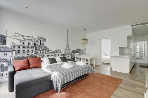 um quarto com uma cama e um horizonte da cidade em AC 4 people apartment Louvres Place Vendome Paris center by Weekome em Paris