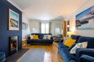 uma sala de estar com sofás azuis e uma lareira em Tall Ships, Charlestown - two ticks from the harbour em Charlestown