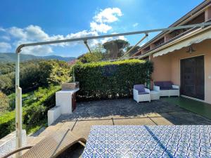 patio con sedie e vista sulle montagne di Appartamento Il Faro 1 a Rio nellʼElba