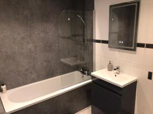 Koupelna v ubytování Beautiful 3-Bed Apartment in Gourock