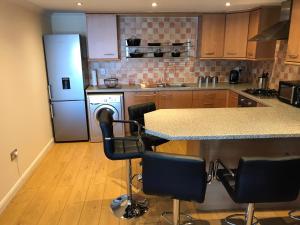 Kuchyň nebo kuchyňský kout v ubytování Beautiful 3-Bed Apartment in Gourock