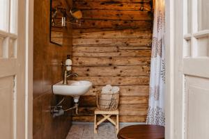 A bathroom at Vienkiemio Oazė - Namelis Prie Upelio