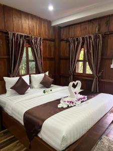 Ein Bett oder Betten in einem Zimmer der Unterkunft The Moon Kampot Boutique