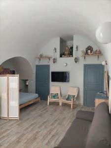 - un salon avec des armoires bleues et un canapé dans l'établissement Mandala Le Gardien, à Palagiano