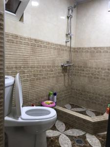 Et badeværelse på Guest House Latali